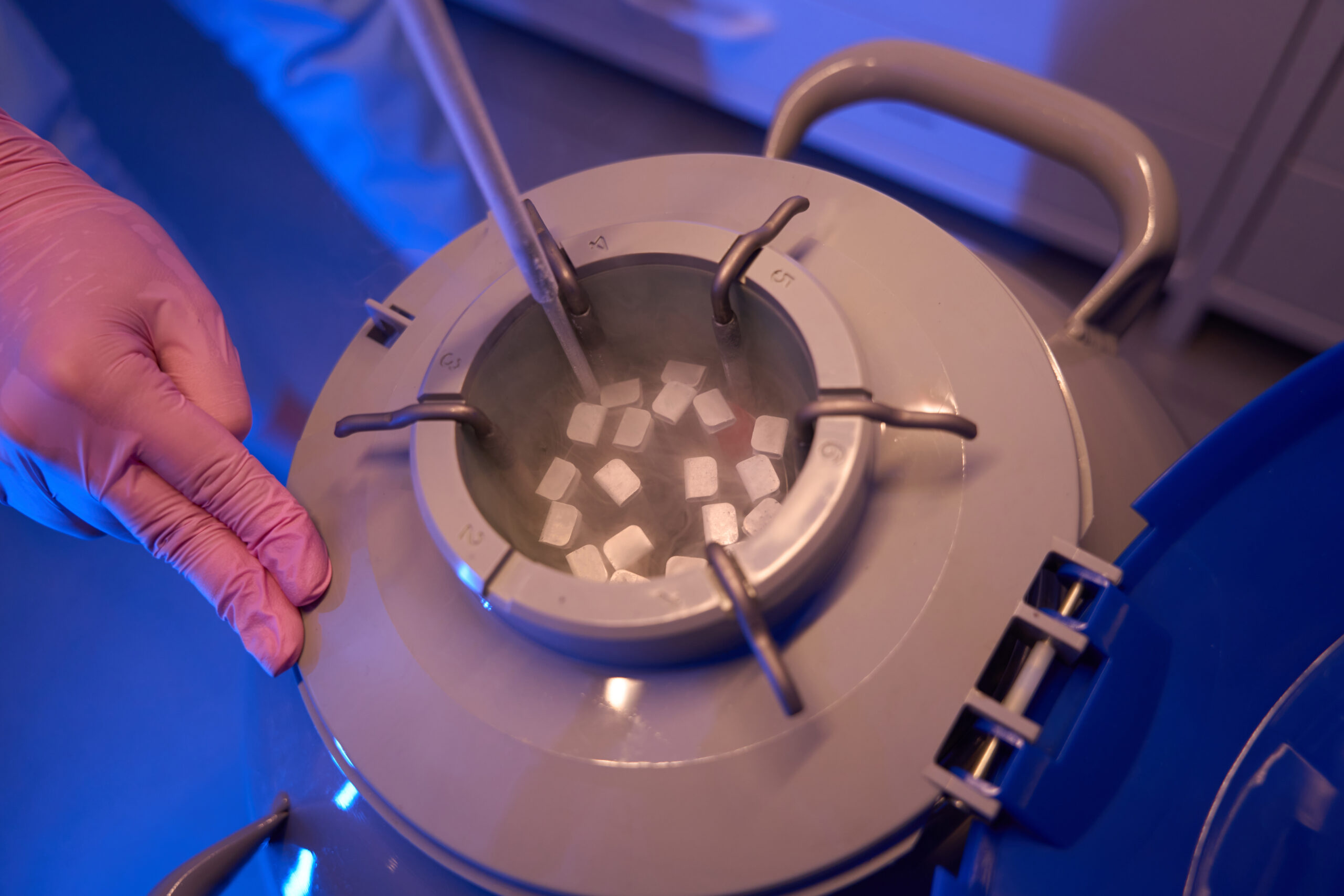 Криобанк с дьюарами жидкого азота в лаборатории репродуктивной медицины